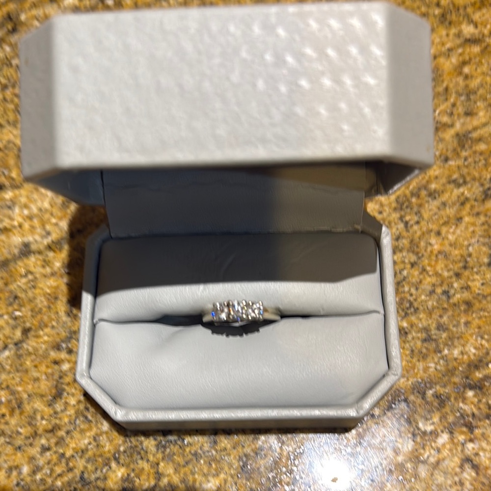 💎.42 ct 3 stone 💍diamond 💎 ring
Classic White Gold Cocktail Ring with 3 Diamonds - Picture 4 of 8